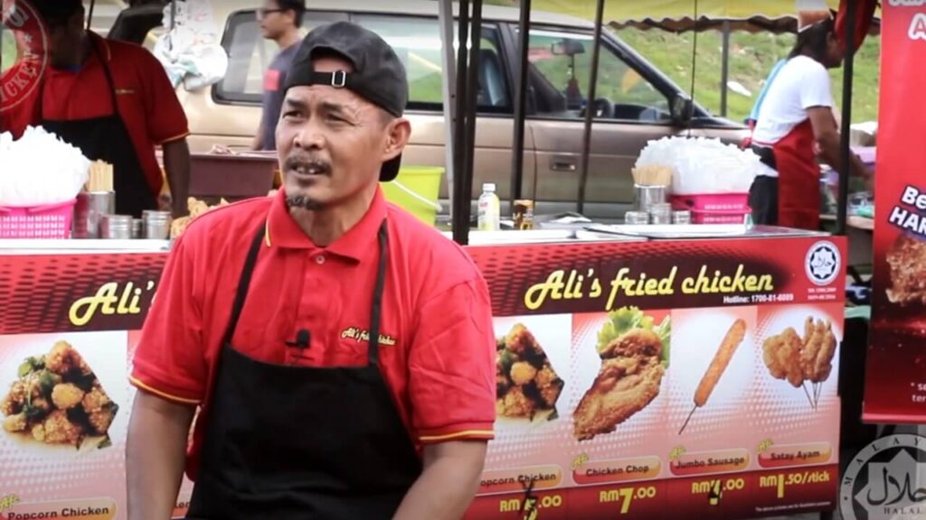 Encik Musa Hassan membuktikan bahawa perniagaan ayam gunting boleh berjaya dengan modal serendah RM3,000.