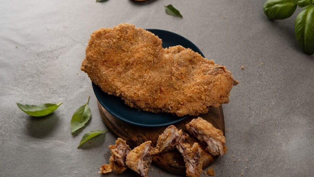 Ayam Gunting ialah produk signature kami — digunting segar dan penuh rasa keenakan