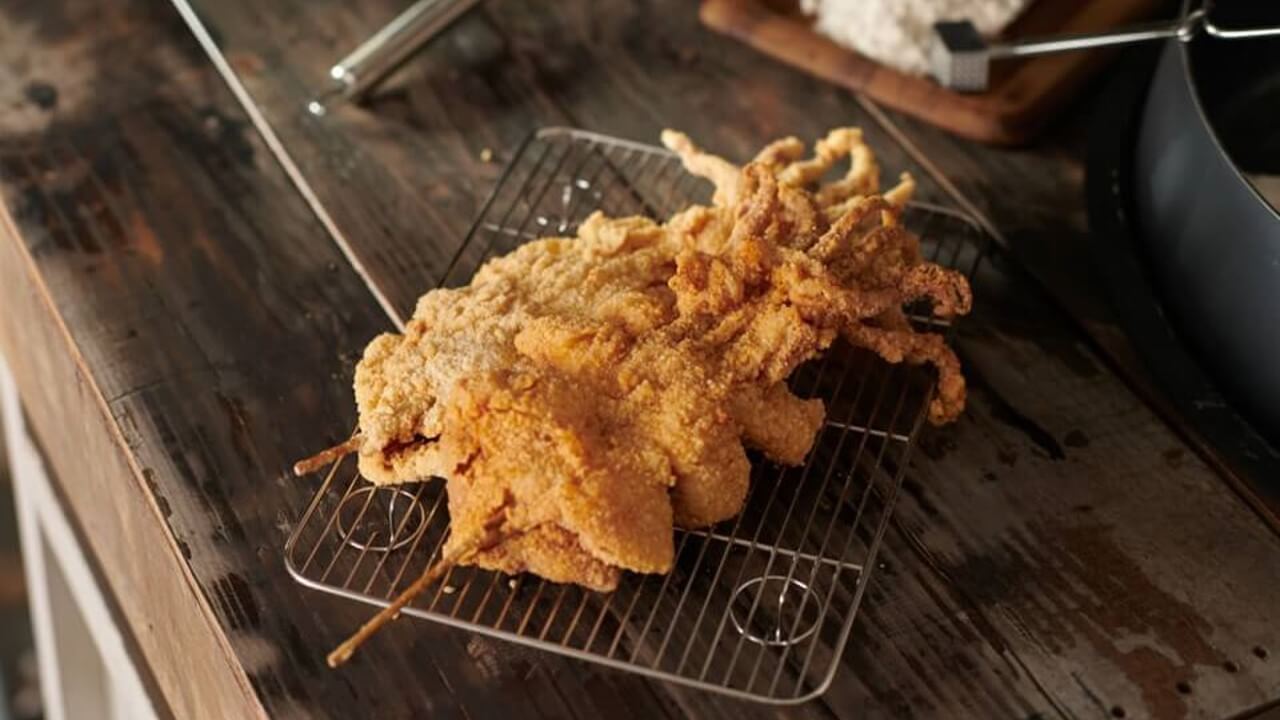 Nikmati Sotong Raja dari ALIS Fried Chicken — sotong bersaiz besar yang digoreng rangup dengan perapan yang lazat dan memuaskan.