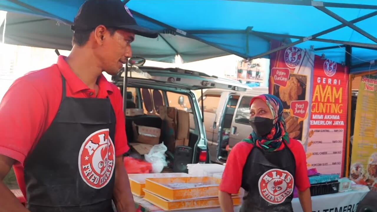 Encik Mohamad Aprizal dan isterinya - Peniaga Alis Fried Chicken
